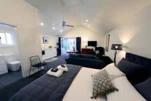 ein Schlafzimmer mit einem Bett und ein Wohnzimmer in der Unterkunft Clement House in Benalla