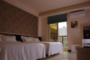 Rúm í herbergi á Days Good Guest House