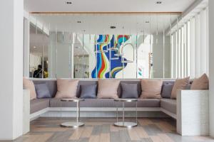 Ein Sitzbereich in der Unterkunft The Bloc Hotel Phuket - SHA Extra Plus