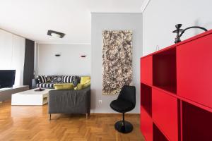 テッサロニキにある#Luxlikehome - Art Maisonのリビングルーム(赤いキャビネット、ソファ付)