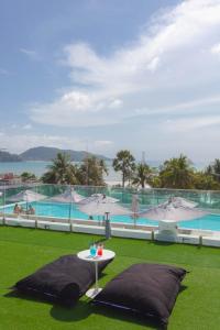 Der Swimmingpool an oder in der Nähe von The Bloc Hotel Phuket - SHA Extra Plus