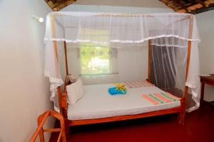 Rúm í herbergi á Natural Cabanas
