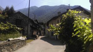 Vista generica sulle montagne o vista sulle montagne dall'interno della casa vacanze