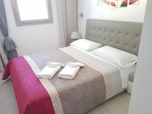 een slaapkamer met een bed met twee handdoeken erop bij Case Vacanza la Greppia in Rodi Garganico