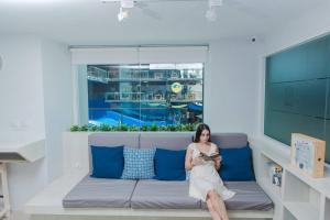 Ein Sitzbereich in der Unterkunft The Bloc Hotel Phuket - SHA Extra Plus