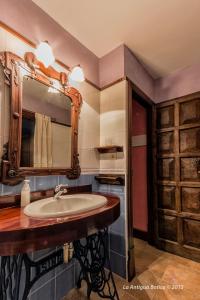 La salle de bains est pourvue d'un lavabo et d'un miroir. dans l'établissement La Antigua Botica, à Pasarón