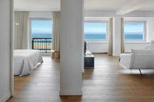 サン・セバスティアンにあるZurriola Loft by FeelFree Rentalsのベッドルーム1室(ベッド1台、ソファ付)が備わります。