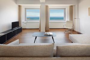 TV a/nebo společenská místnost v ubytování Zurriola Loft by FeelFree Rentals