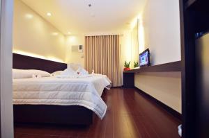 Postel nebo postele na pokoji v ubytování Citystate Asturias Hotel Palawan