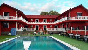 Bazén v ubytování Artemis Resort Wellness Hotel nebo v jeho okolí