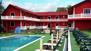 Bazén v ubytování Artemis Resort Wellness Hotel nebo v jeho okolí