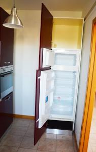 アルバ・アドリアティカにあるEleganceの空の冷蔵庫(キッチン内のドア開閉可)