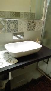 ein weißes Waschbecken auf der Theke im Bad in der Unterkunft Antiche Mura in Irsina