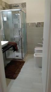 IrsinaにあるAntiche Muraのバスルーム(シャワー、洗面台、トイレ付)