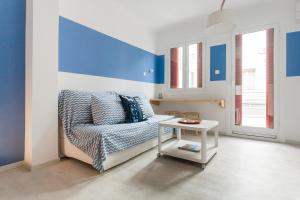 Karitsi Place في أثينا: غرفة معيشة مع أريكة وطاولة