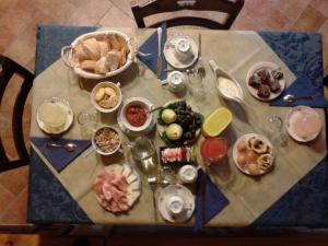 Makanan di atau berdekatan rumah tamu ini
