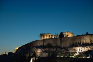 una vista de la acrópolis de Atenas desde lo alto de una pared en AD Athens Luxury Rooms & Suites en Athens