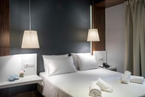 Postel nebo postele na pokoji v ubytování AD Athens Luxury Rooms & Suites
