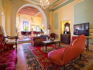 a living room with a couch and a tv at Ca' De' Principi - Residenza D'epoca in Piegaro