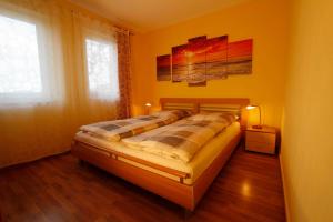 ヘリングスドルフにあるVilla Sabinium Wohung 05の黄色い壁のベッドルーム1室(ベッド1台付)
