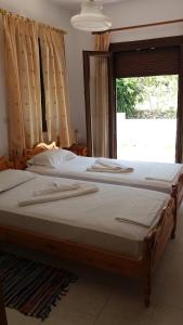 En eller flere senge i et værelse på Alekos Rooms and Apartments