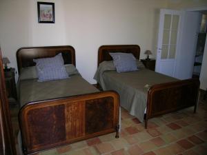 two beds sitting next to each other in a room at Domaine les Galards in Le Garde