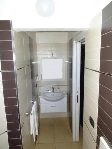 łazienka z umywalką i lustrem w obiekcie B&B Soleluna w mieście Veglie