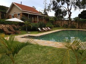 Swimmingpoolen hos eller tæt på Pineapple Guest House Entebbe