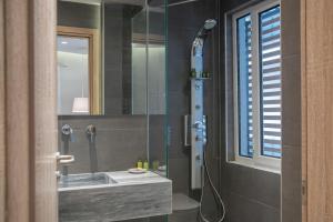 Ett badrum på AD Athens Luxury Rooms & Suites