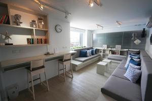 Ein Sitzbereich in der Unterkunft The Bloc Hotel Phuket - SHA Extra Plus
