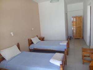 Llit o llits en una habitació de Arilla Beach Hotel