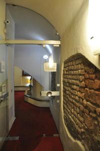 un corridoio con un muro di pietra e un muro di mattoni di San Domenico Raffaello Residence a Torino