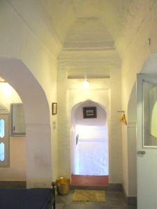 un pasillo con un arco en un edificio en Labboo'z Café and Lodge en Maheshwar