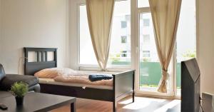 Un pat sau paturi într-o cameră la Stay and Work Düsseldorf