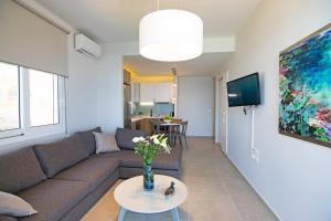 Μια τηλεόραση ή/και κέντρο ψυχαγωγίας στο Sonja Beachfront Apartments