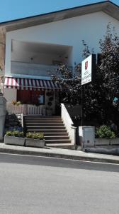 un edificio con escaleras y un cartel delante en Hotel Leon D'Oro, en Castelfrentano