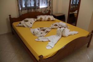 een bed met handdoeken erop bij Tarace sea view apartment in Sarandë