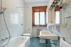 Koupelna v ubytování Hotel Al Larin + 35 fotografií