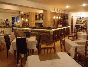 restauracja z białymi stołami i krzesłami oraz bar w obiekcie El Montero w mieście Soto