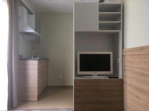 um quarto com um monitor de computador num armário de madeira em Apartments Dalmatinka em Neum