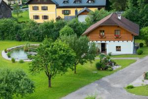 a house with a pond in the yard at Oberbach in Strohmarkt