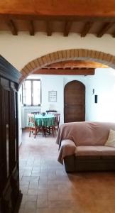 een woonkamer met een bank en een tafel bij Casa dei Borghi in Murlo