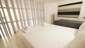 - une chambre avec un lit blanc et 2 serviettes dans l'établissement Italianway-Eustachi, à Milan