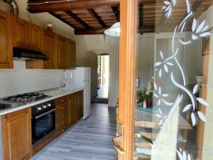 - une cuisine avec des placards en bois et une cuisinière dans l'établissement Casa Ginori, à Altopascio