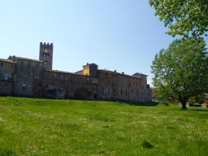 un ancien bâtiment au-dessus d'un champ verdoyant dans l'établissement Casa Ginori, à Altopascio