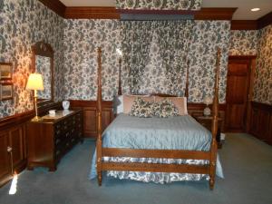 - une chambre avec un lit, une commode et un sidx dans l'établissement West Ridge Bed & Breakfast, à Elizabethtown