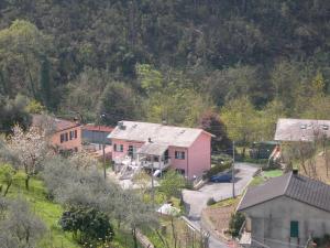 una vista aérea de un pequeño pueblo con casas en B&B Cinque Terre Da Levanto, en Levanto