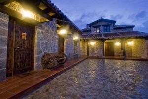 una casa con piscina por la noche en Casas Herrenales de Ulaca en Solosancho