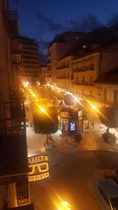 アグローポリにあるBucaniere Roomsの夜の街灯