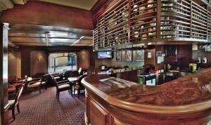 a restaurant with a bar and a dining room at Safi Royal Luxury Centro in Monterrey